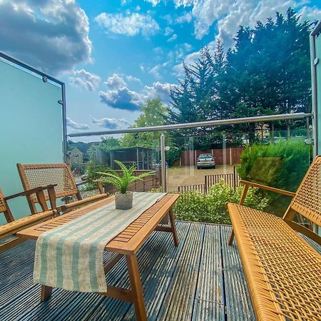 2 Bedroom City Centre Apartment In High Wycombe With Parking Экстерьер фото