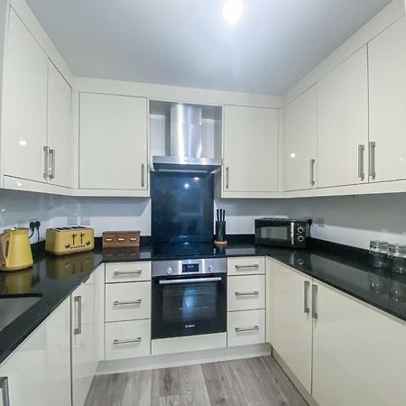 2 Bedroom City Centre Apartment In High Wycombe With Parking Экстерьер фото