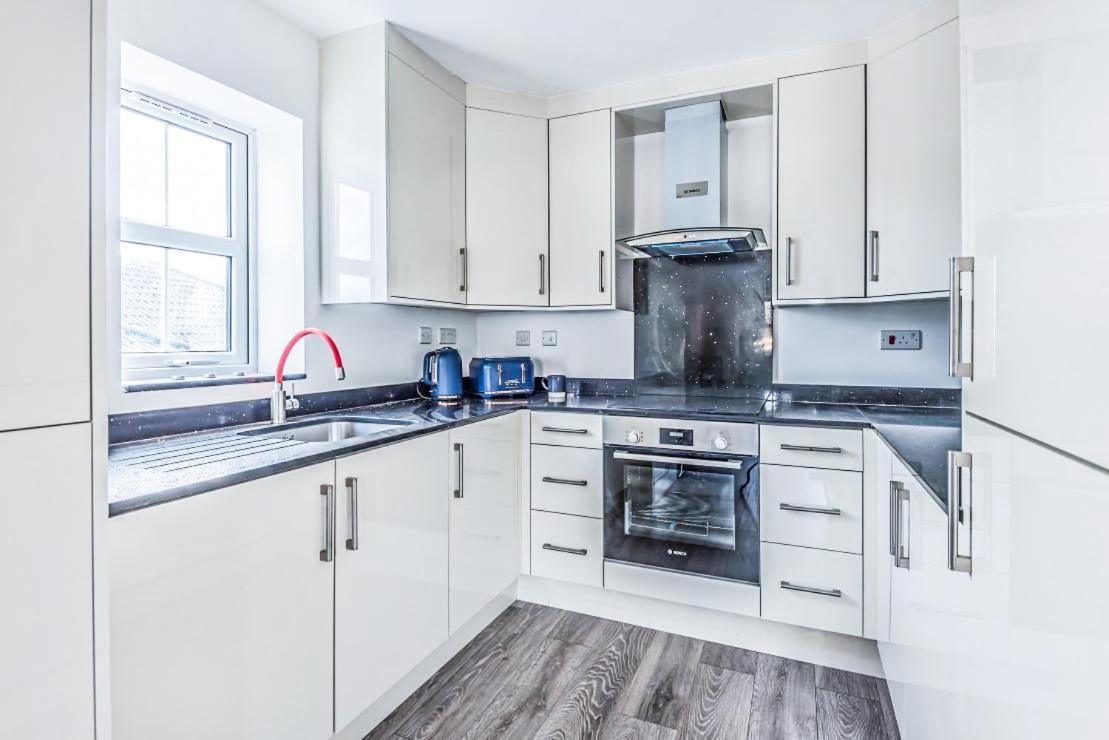 2 Bedroom City Centre Apartment In High Wycombe With Parking Экстерьер фото