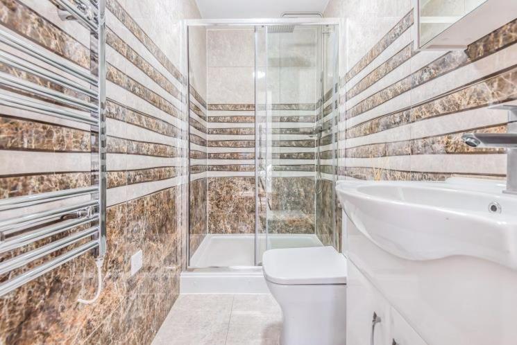 2 Bedroom City Centre Apartment In High Wycombe With Parking Экстерьер фото