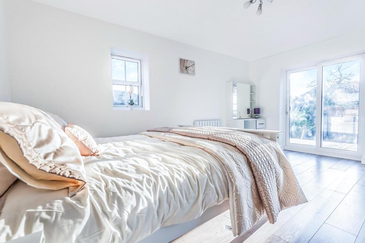 2 Bedroom City Centre Apartment In High Wycombe With Parking Экстерьер фото