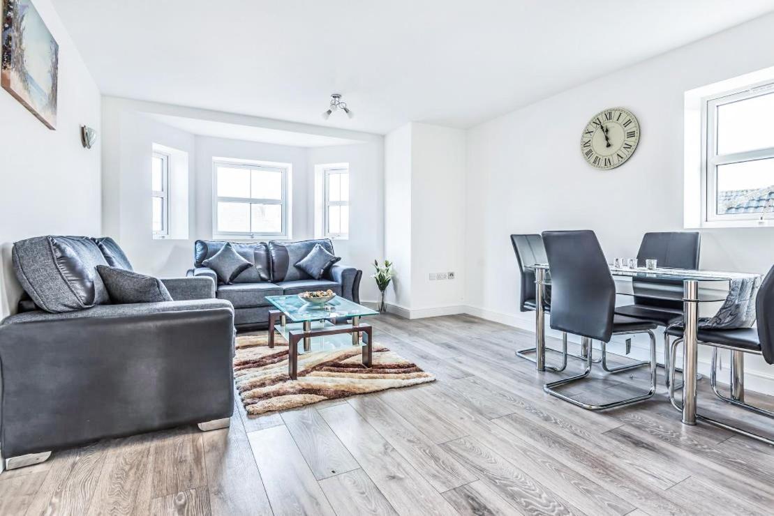 2 Bedroom City Centre Apartment In High Wycombe With Parking Экстерьер фото