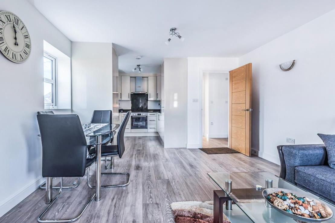 2 Bedroom City Centre Apartment In High Wycombe With Parking Экстерьер фото