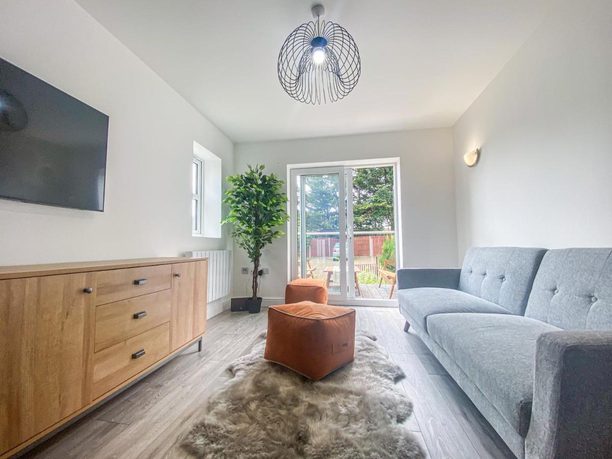2 Bedroom City Centre Apartment In High Wycombe With Parking Экстерьер фото