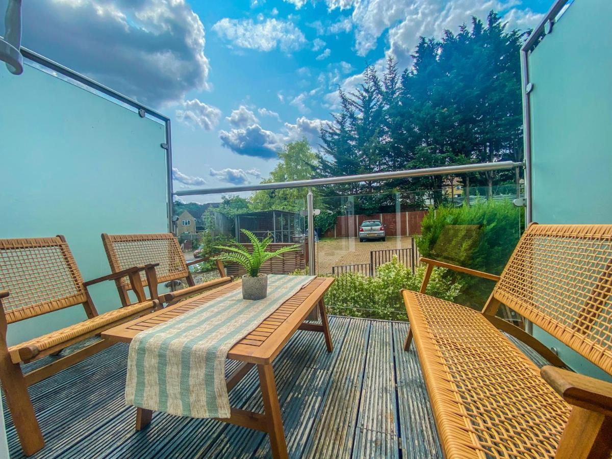2 Bedroom City Centre Apartment In High Wycombe With Parking Экстерьер фото
