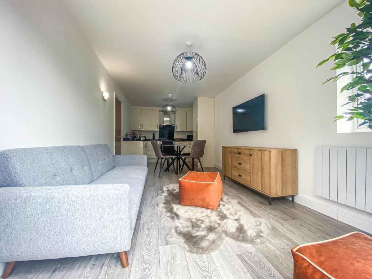 2 Bedroom City Centre Apartment In High Wycombe With Parking Экстерьер фото