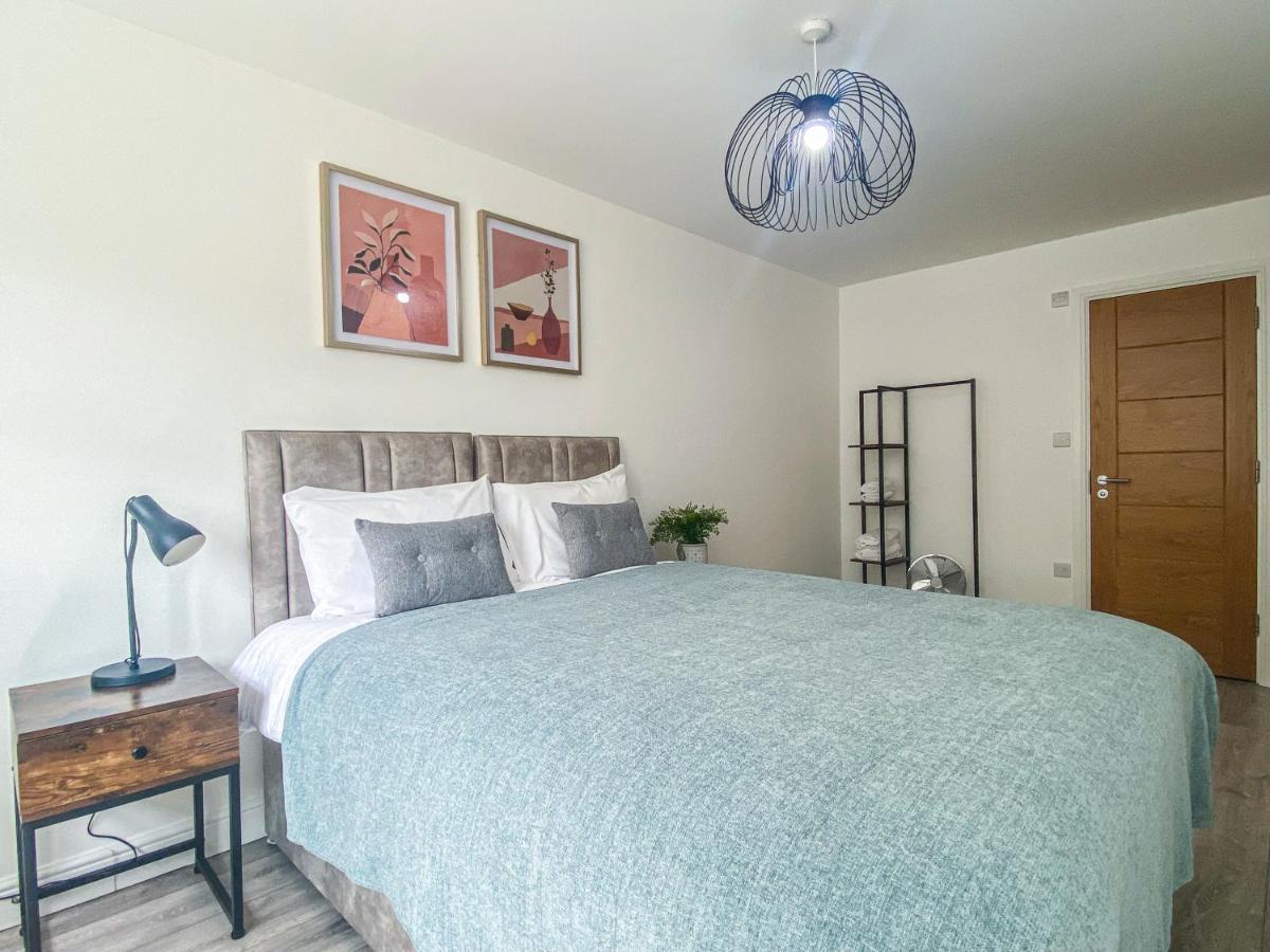 2 Bedroom City Centre Apartment In High Wycombe With Parking Экстерьер фото