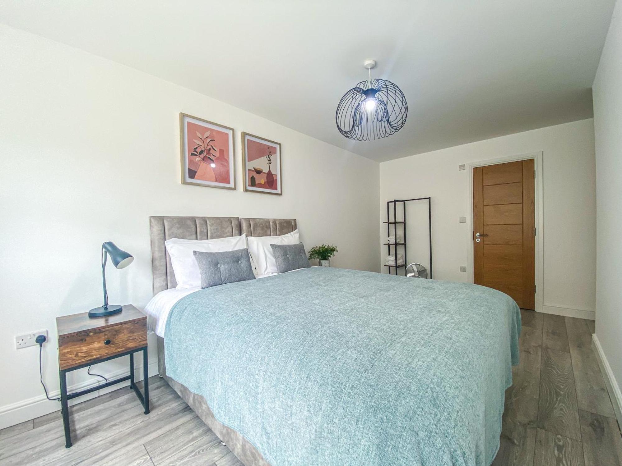 2 Bedroom City Centre Apartment In High Wycombe With Parking Экстерьер фото