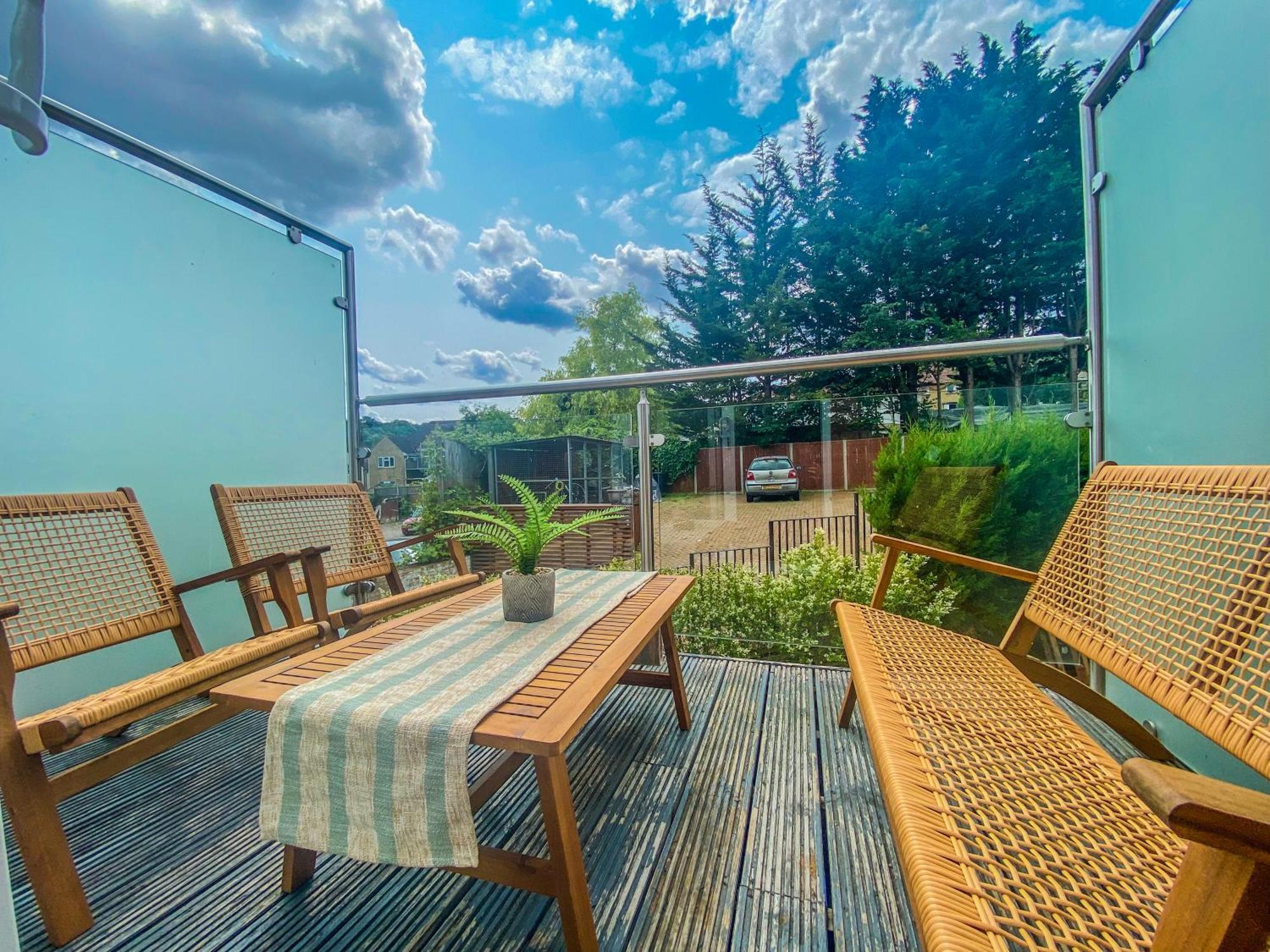 2 Bedroom City Centre Apartment In High Wycombe With Parking Экстерьер фото