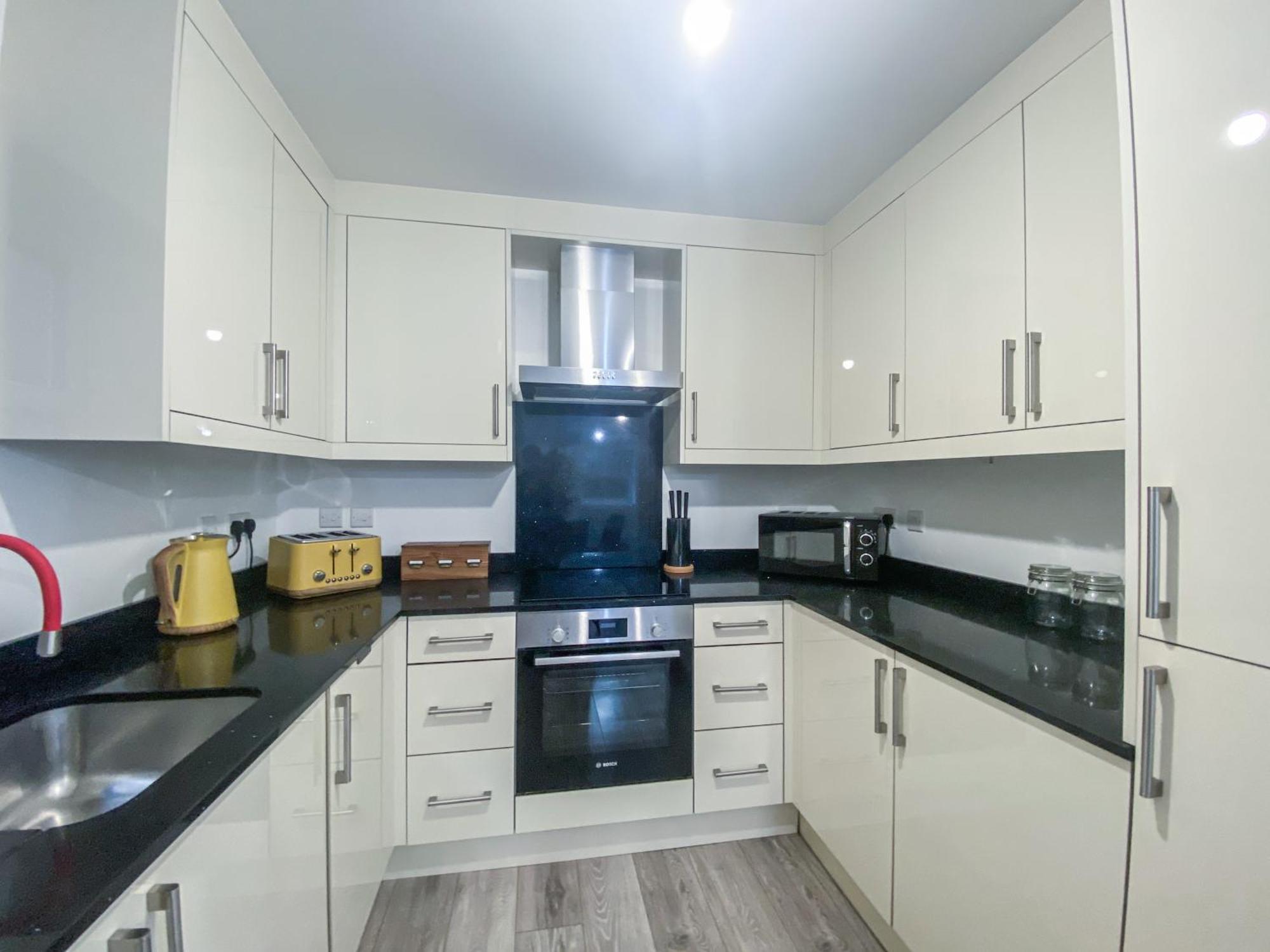 2 Bedroom City Centre Apartment In High Wycombe With Parking Экстерьер фото