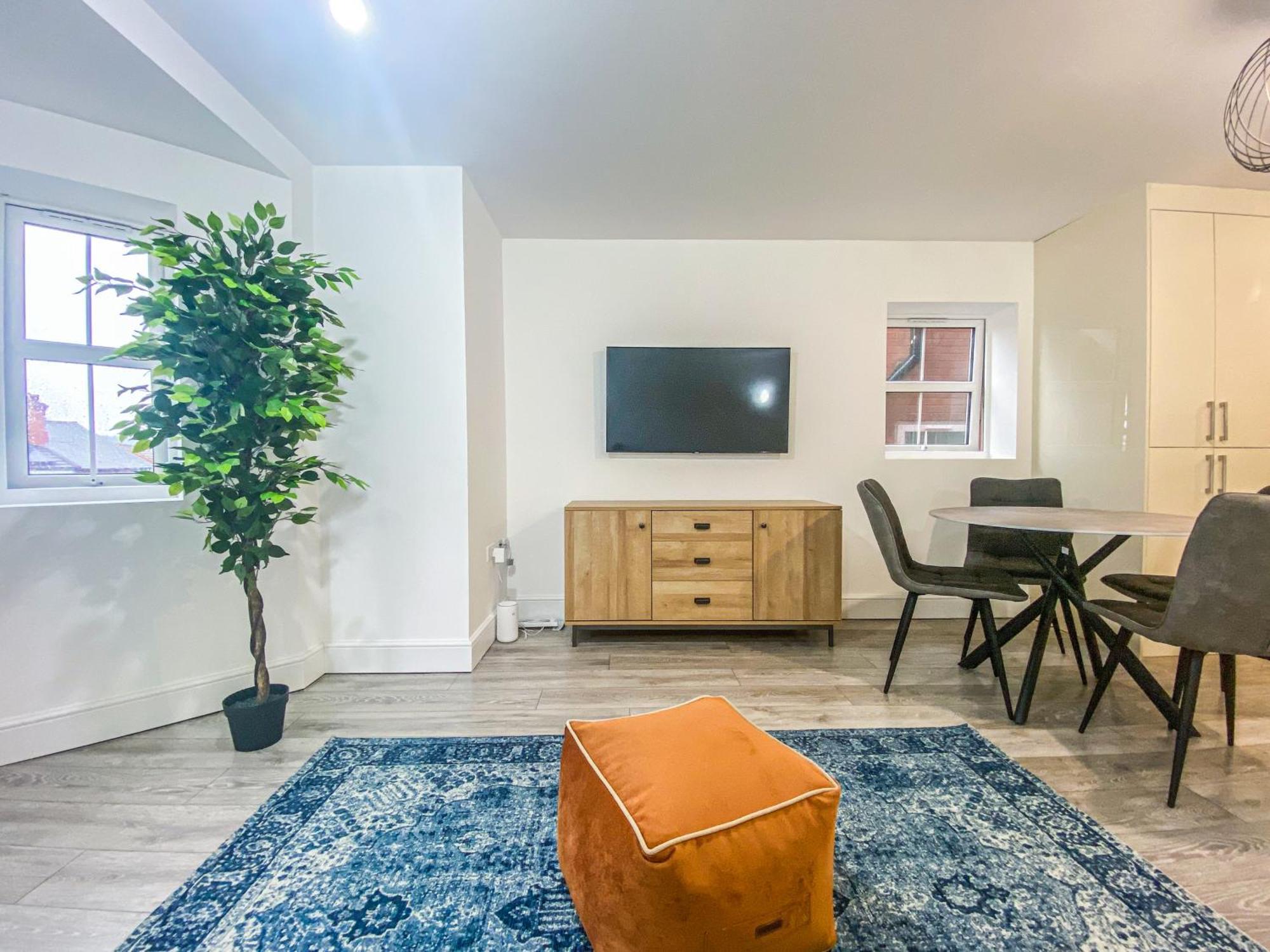 2 Bedroom City Centre Apartment In High Wycombe With Parking Экстерьер фото