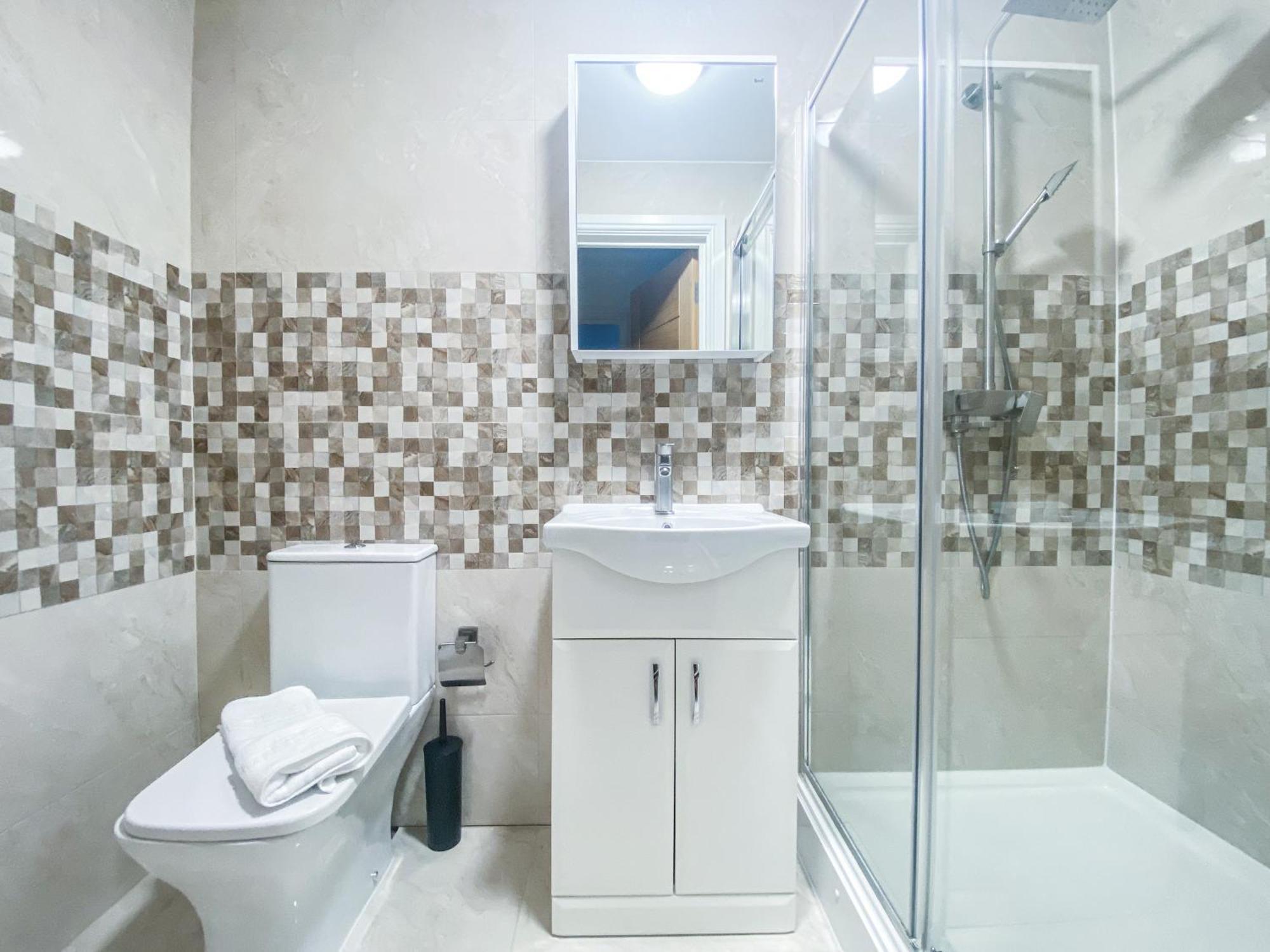 2 Bedroom City Centre Apartment In High Wycombe With Parking Экстерьер фото