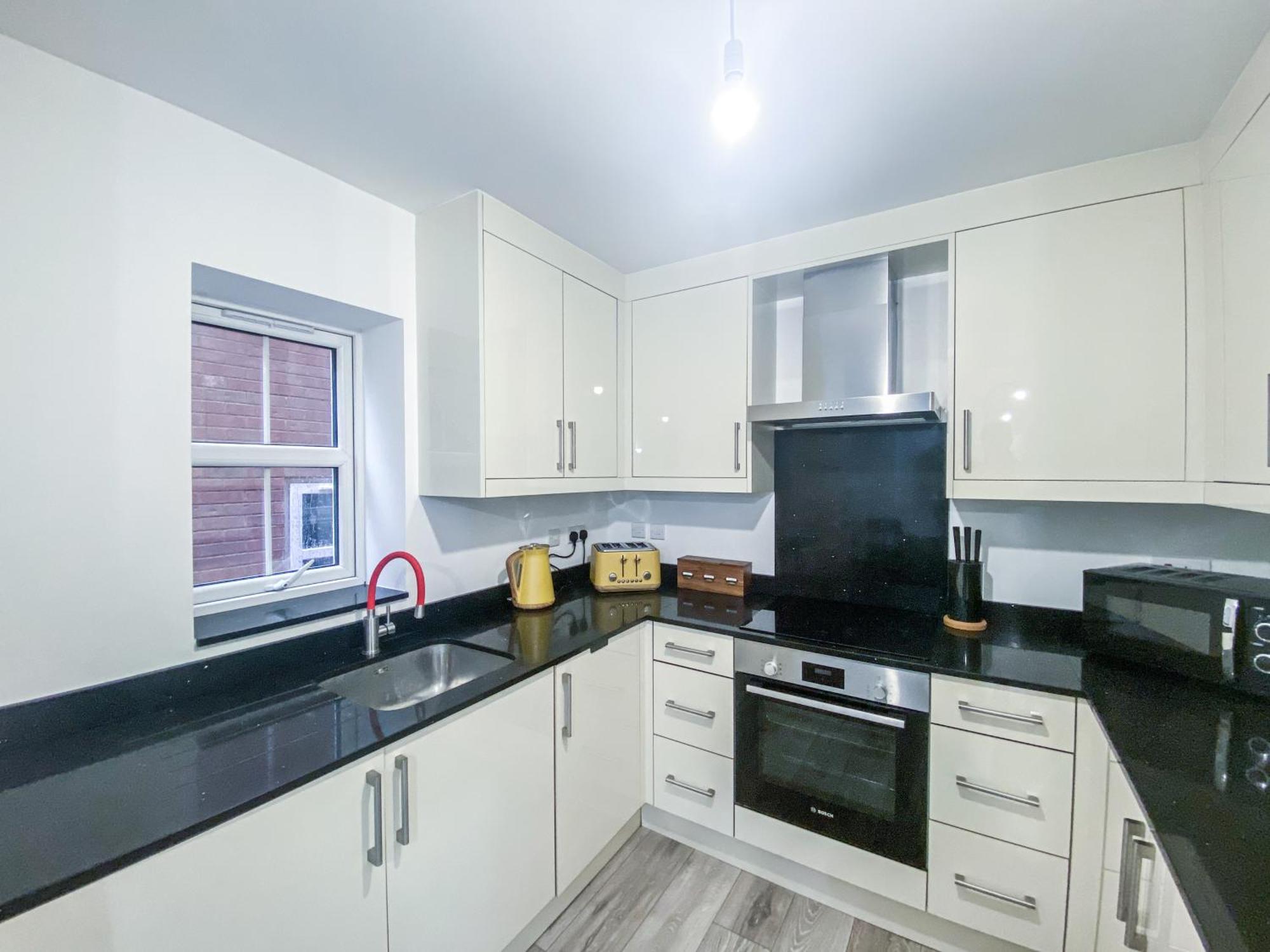 2 Bedroom City Centre Apartment In High Wycombe With Parking Экстерьер фото