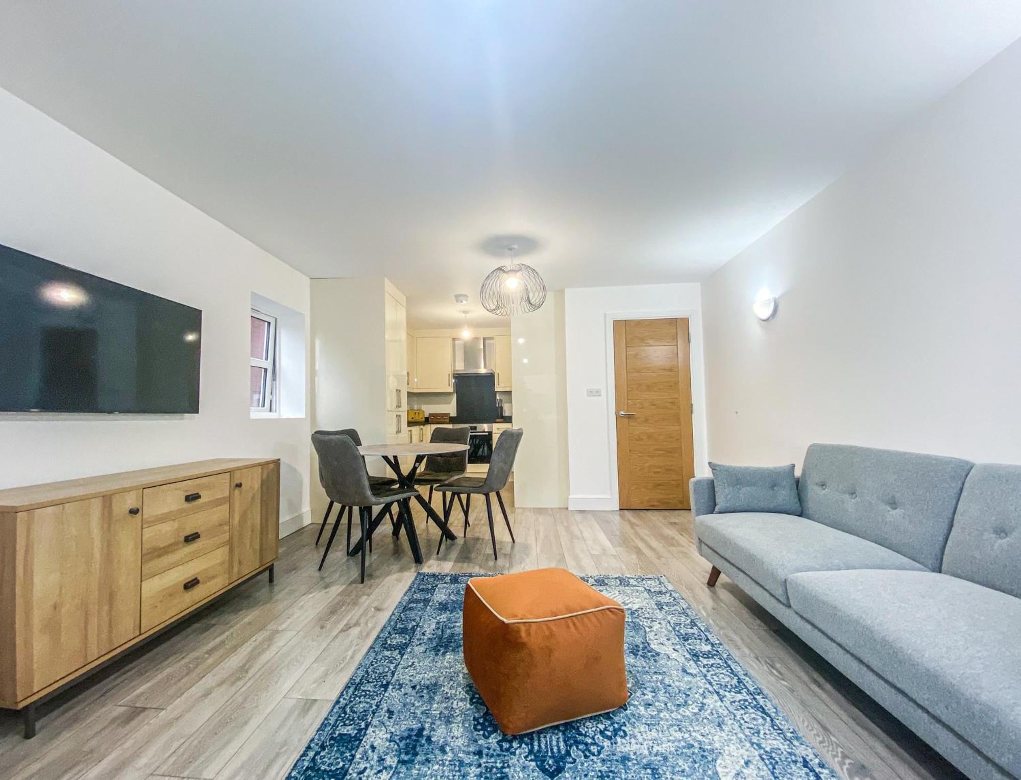 2 Bedroom City Centre Apartment In High Wycombe With Parking Экстерьер фото