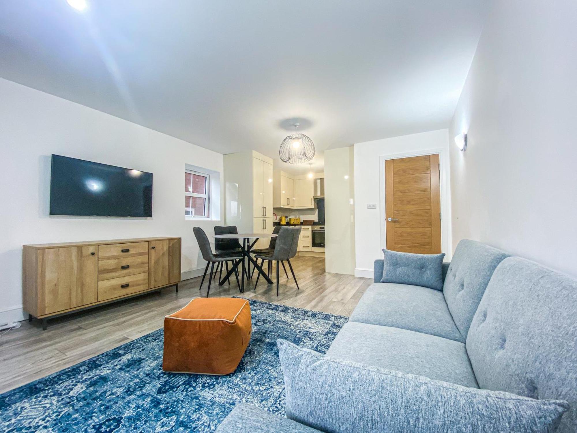 2 Bedroom City Centre Apartment In High Wycombe With Parking Экстерьер фото
