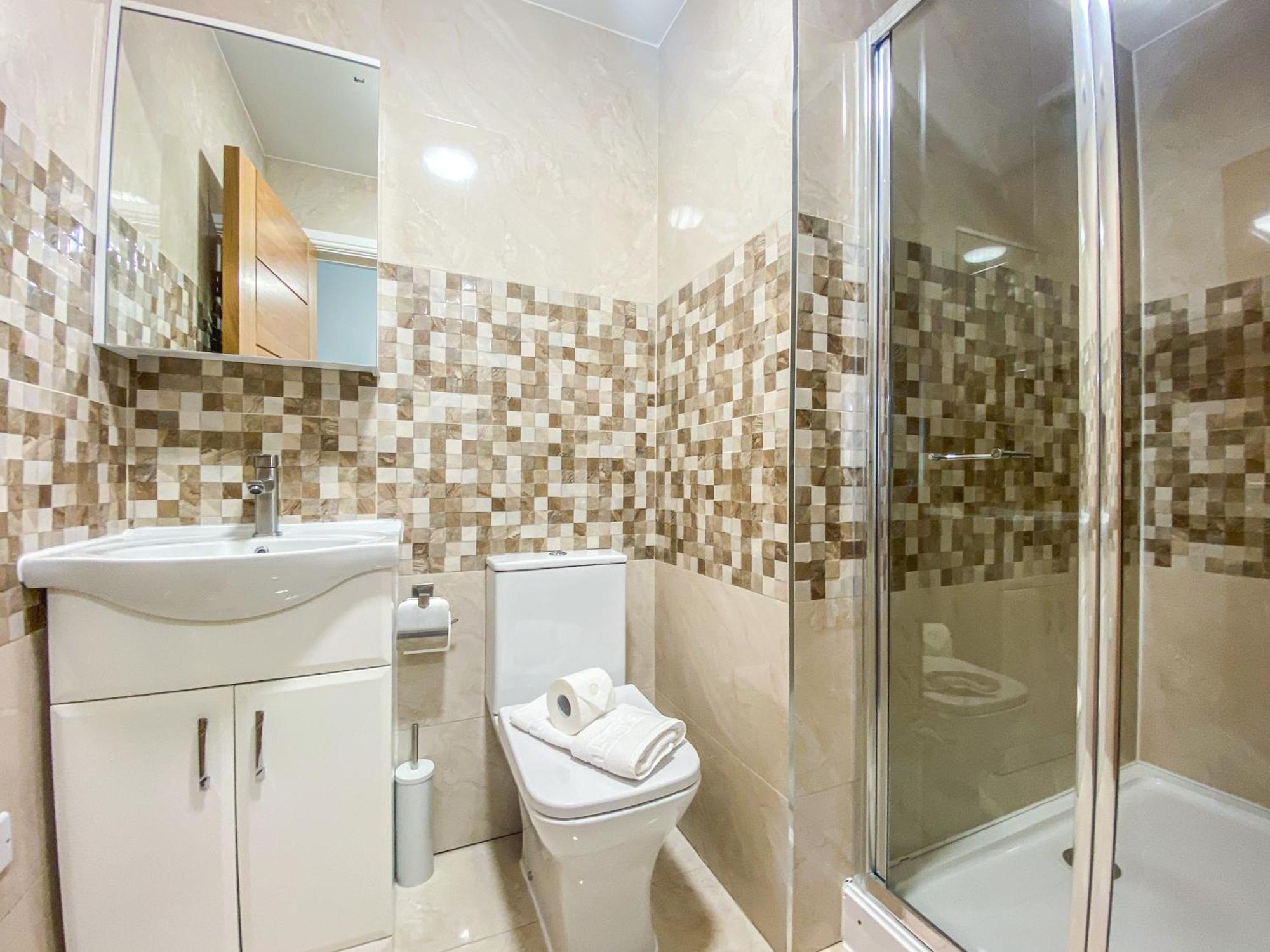 2 Bedroom City Centre Apartment In High Wycombe With Parking Экстерьер фото