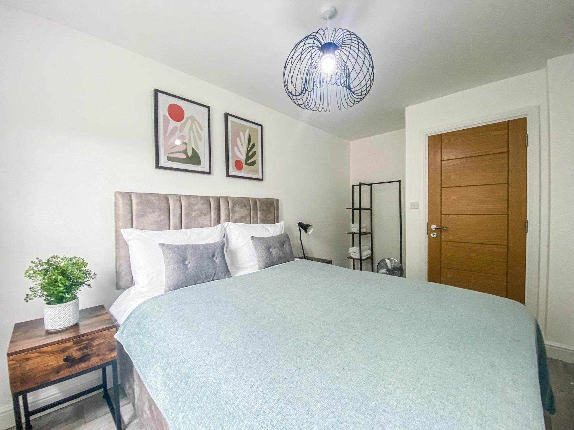2 Bedroom City Centre Apartment In High Wycombe With Parking Экстерьер фото