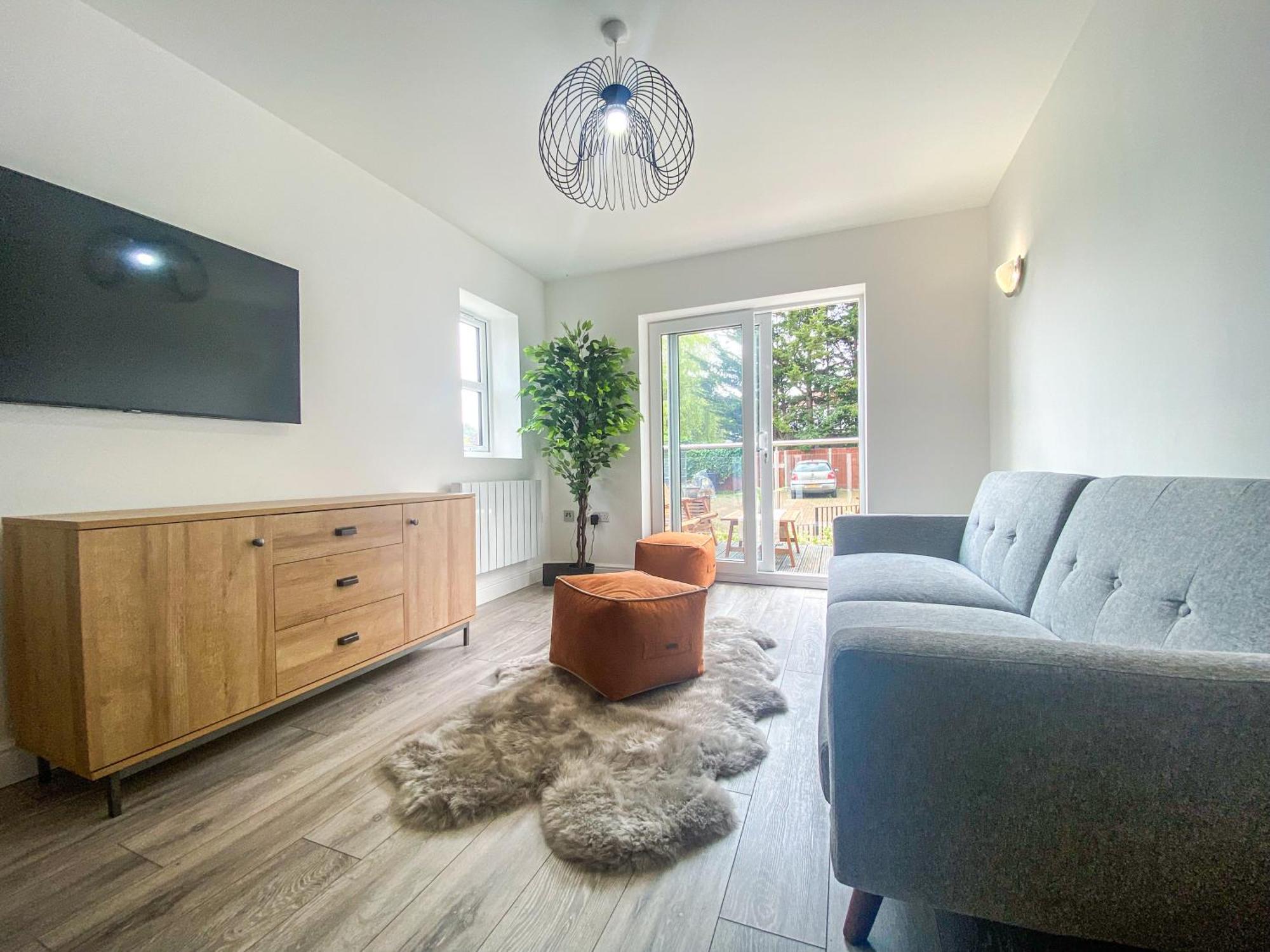 2 Bedroom City Centre Apartment In High Wycombe With Parking Экстерьер фото