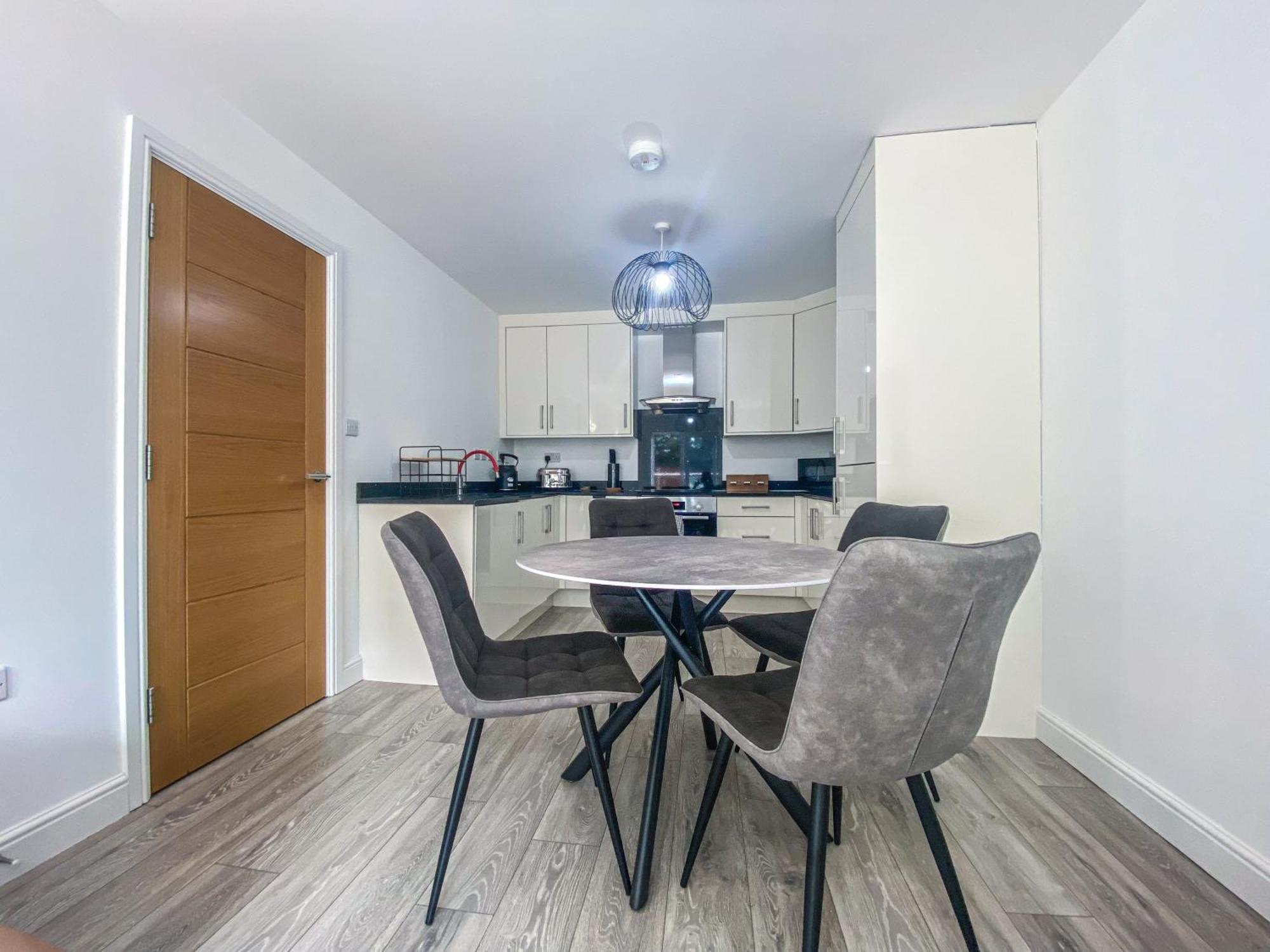 2 Bedroom City Centre Apartment In High Wycombe With Parking Экстерьер фото