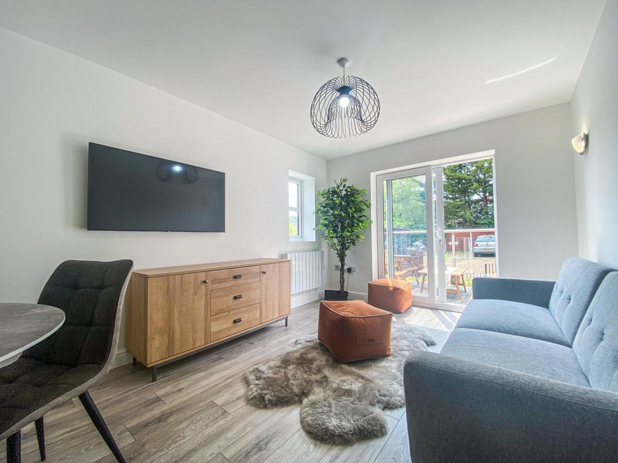 2 Bedroom City Centre Apartment In High Wycombe With Parking Экстерьер фото