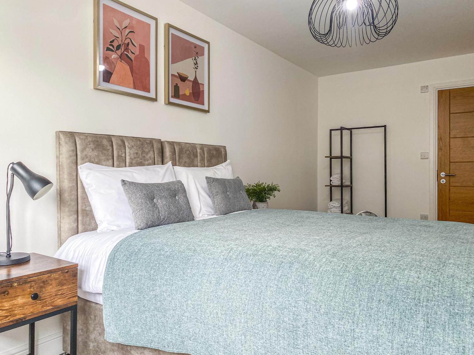 2 Bedroom City Centre Apartment In High Wycombe With Parking Экстерьер фото