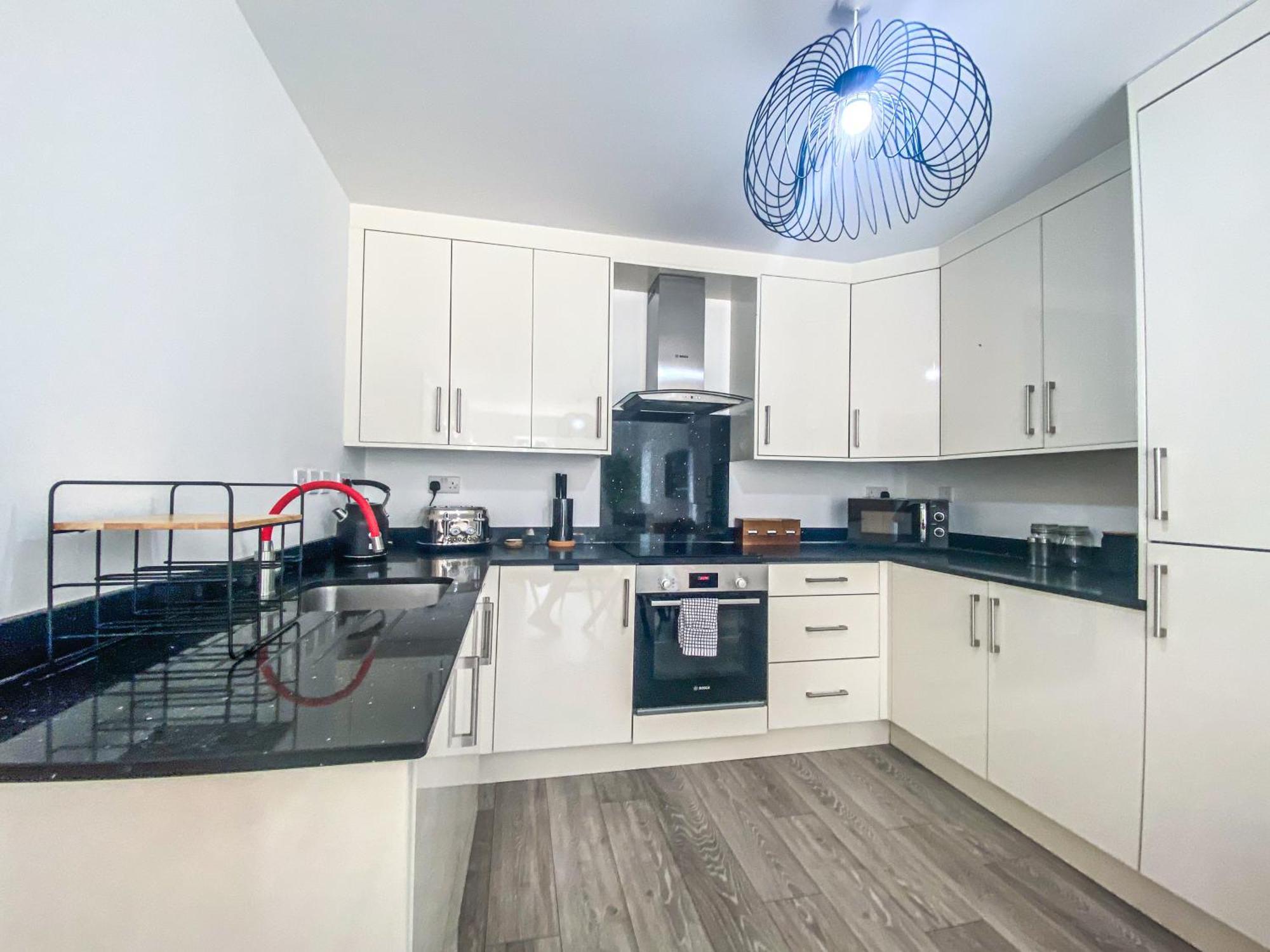 2 Bedroom City Centre Apartment In High Wycombe With Parking Экстерьер фото